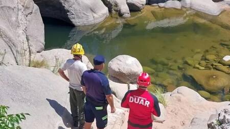 Personal policial y de DUAR en el río Nono, Córdoba. Foto: NA.