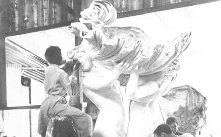 Lola Mora trabajando en Las Nereidas en su taller