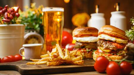 Hamburguesas y cerveza. Foto: Pexels.