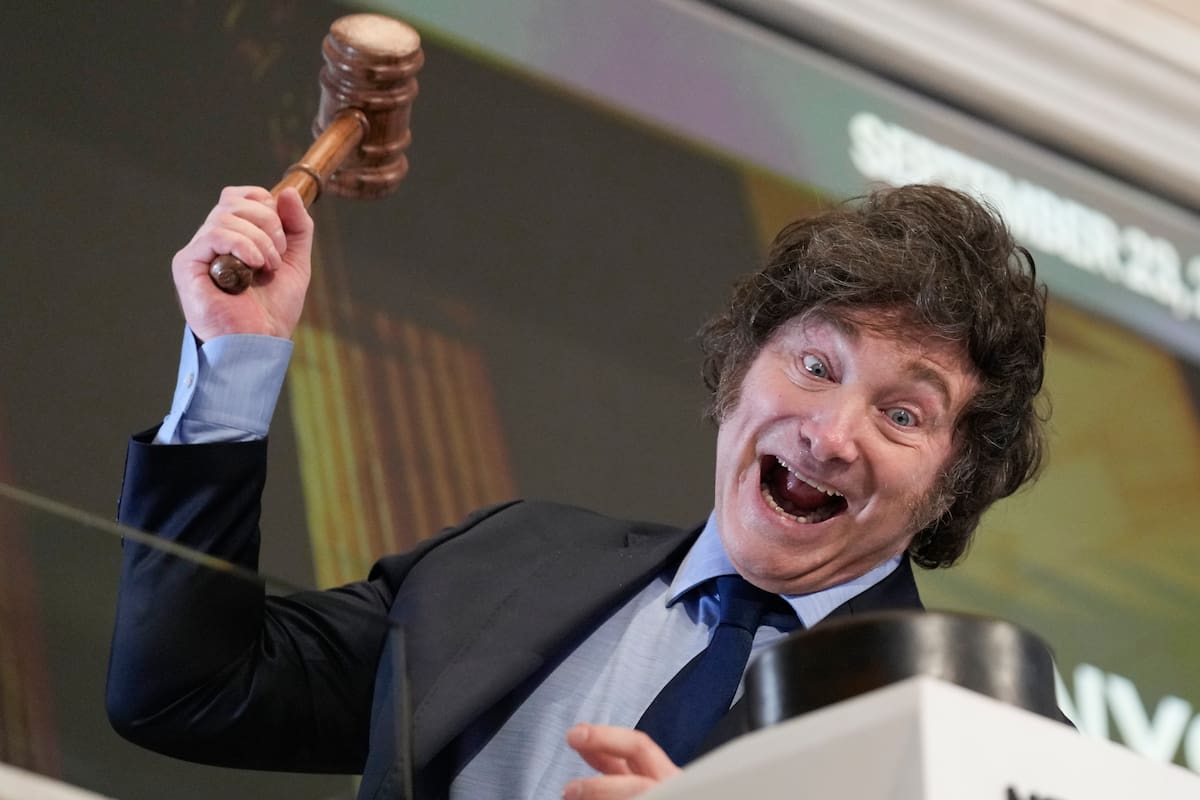 Javier Milei con el mazo en el toque de campana