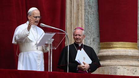 El papa León XIV dirige la oración del Regina Caeli desde la logia central de la Basílica de San Pedro en la Ciudad del Vaticano, el 11 de mayo de 2025. (Papa) EFE/EPA/ETTORE FERRARI