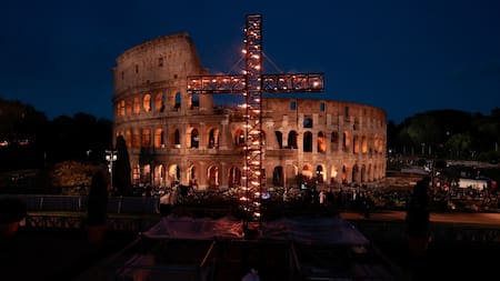 Sin el papa Francisco pero con la lectura de sus meditaciones: así fue el Vía Crucis en el Coliseo de Roma