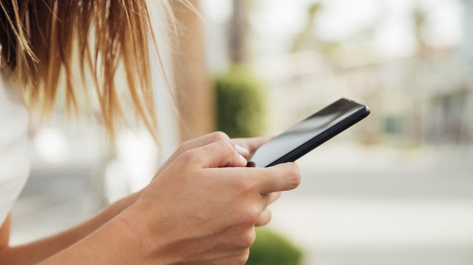 Uso de celular. Foto: Freepik.