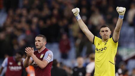 Festejo del Dibu Martínez por la victoria del Aston Villa en Premier League. Foto: REUTERS.