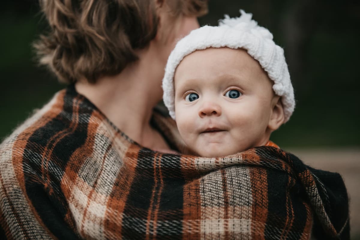 Bebé abrigado, invierno. Foto: Unsplash.