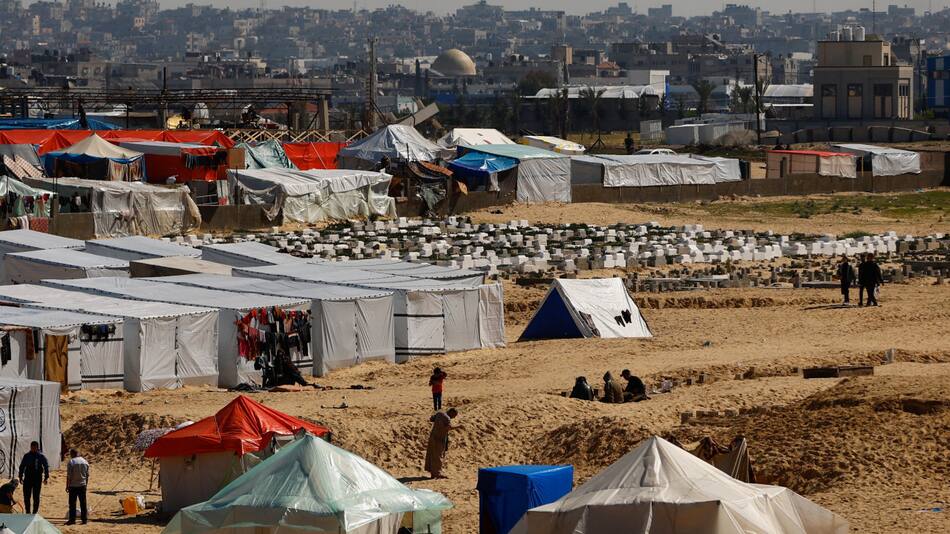 Palestinos refugiados en Rafah, frontera con Egipto. Foto: REUTERS.