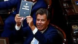 Tenso cruce entre Facundo Manes y Santiago Caputo al final de la Asamblea Legislativa