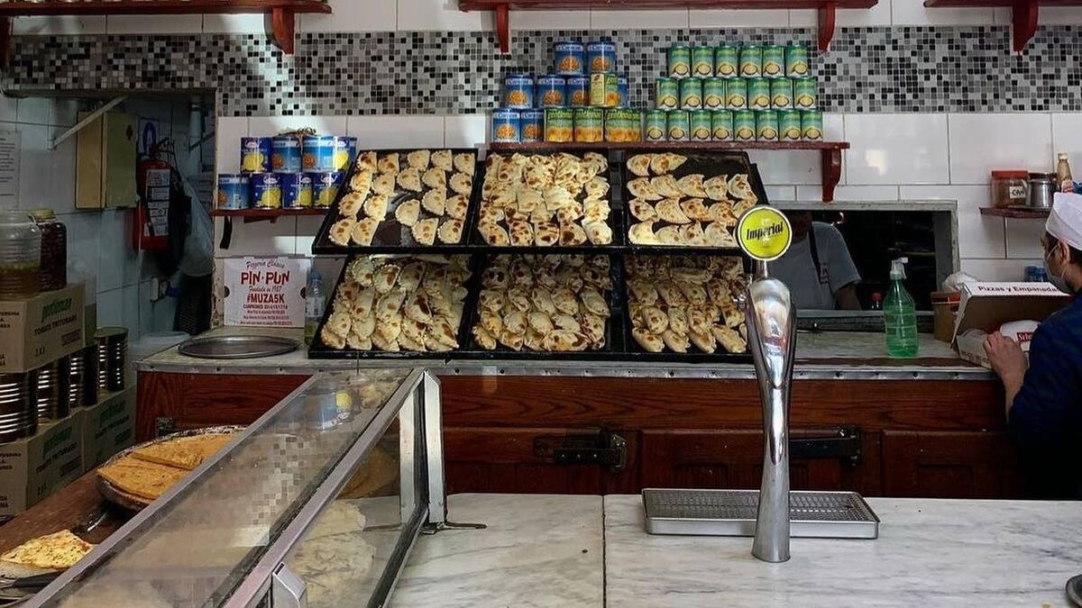 Aunque su pizza es célebre, las empanadas fritas de carne son las grandes estrellas