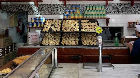 Aunque su pizza es célebre, las empanadas fritas de carne son las grandes estrellas