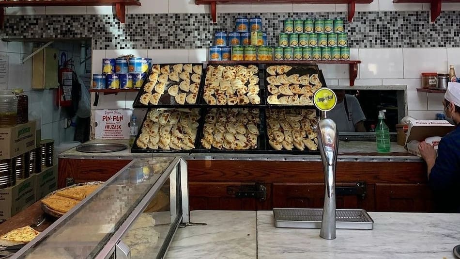 Aunque su pizza es célebre, las empanadas fritas de carne son las grandes estrellas