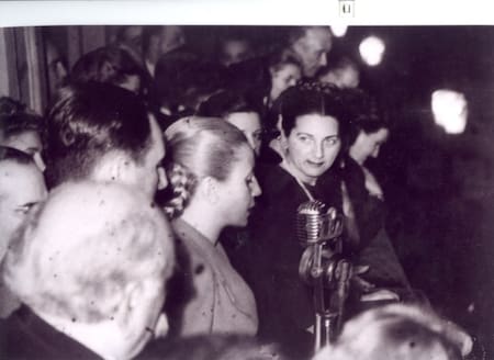 Eva Perón recibe en manos la ley 13.010 en el balcón de la Casa Rosada, junto a Clara Borlenghi, Juan Domingo Perón, Ángel Borlenghi, Juan Hortensio Quijano, entre otros. Foto: Ministerio de Cultura.