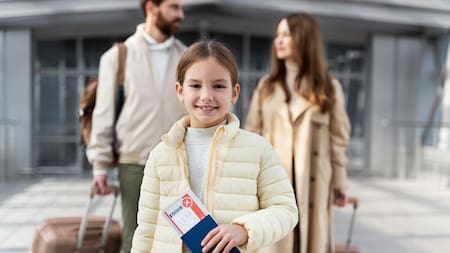 Viajar con menores al exterior: qué documentación se necesita y cómo tramitarla