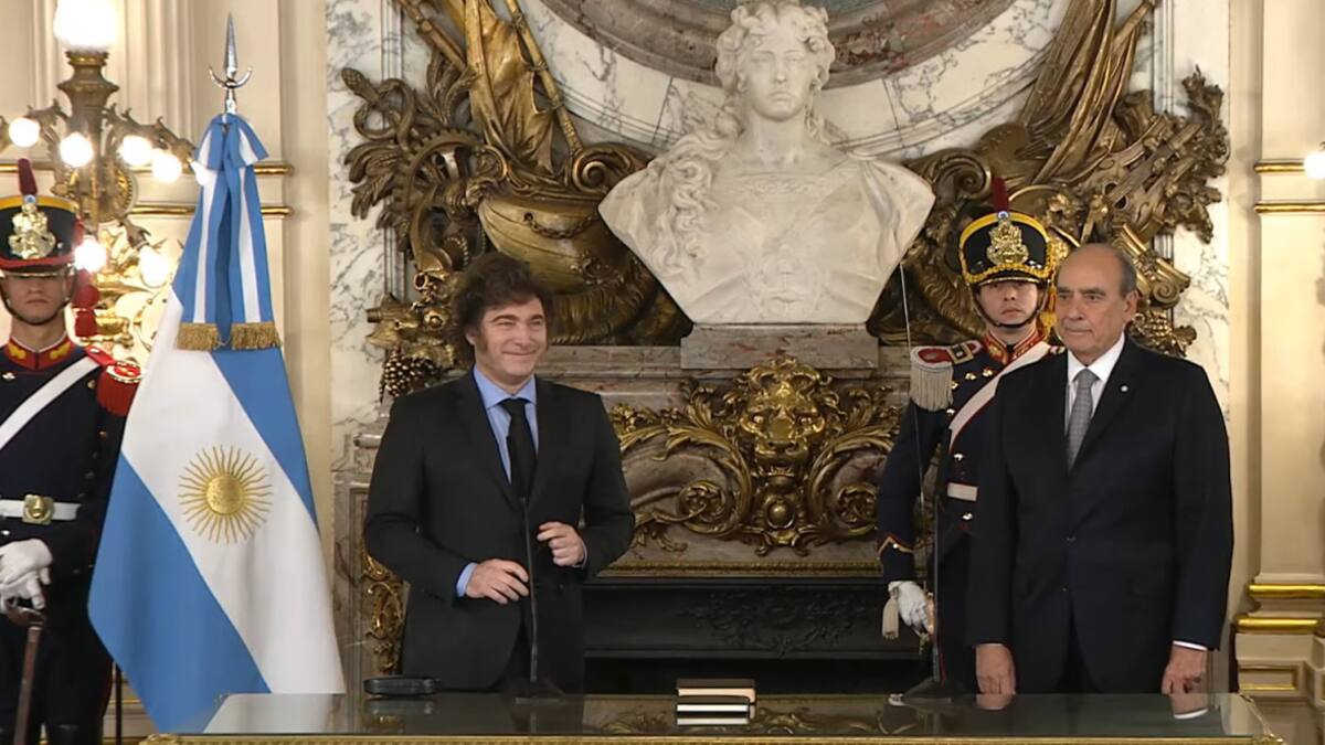 Guillermo Francos juró como nuevo Jefe de Gabinete de Javier Milei.