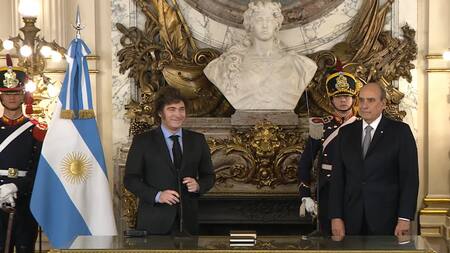 Guillermo Francos juró como nuevo Jefe de Gabinete de Javier Milei.