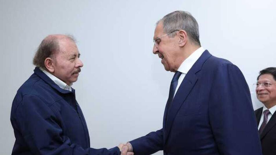 Daniel Ortega y Serguéi Lavrov. Foto: EFE.