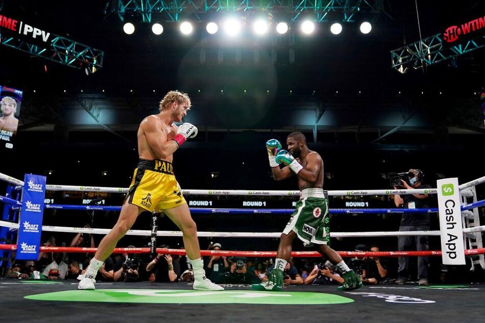 Floyd Mayweather y Logan Paul pelea exhibición en Miami, Reuters.