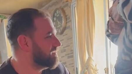 Reacción tras ver el tatuaje. Foto: captura de video.