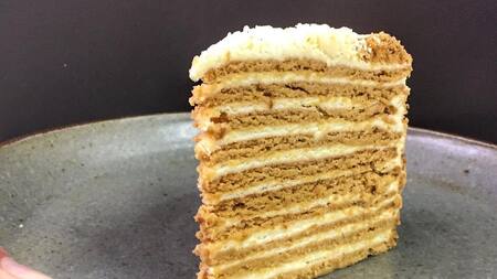 Tarta medovik, un postre tradicional de Rusia.