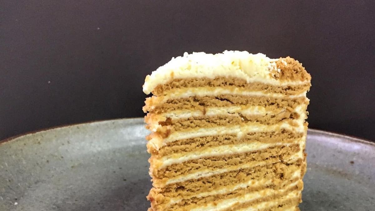 Cómo hacer la tarta Medovik, el postre tradicional ruso que sorprende en el mundo por su explosión de sabores