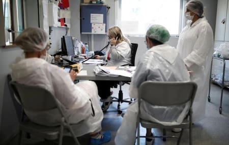 Trabajo de científicos contra el coronavirus en Francia, REUTERS