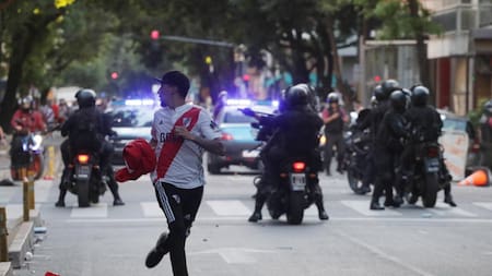 Incidentes tras la suspensión de la Superfinal (Reuters)