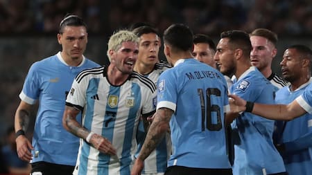 La pelea en Argentina-Uruguay. Foto: EFE