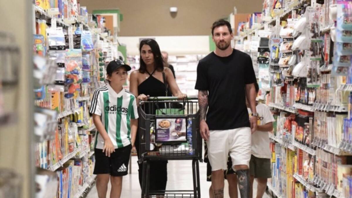 Lionel Messi y su familia en un supermercado de Miami.