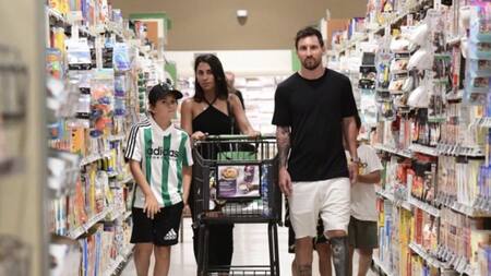 Lionel Messi y su familia en un supermercado de Miami.