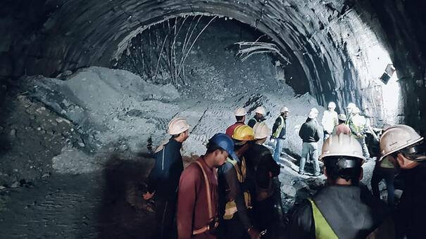 Obreros atrapados en un túnel en India: pudieron verlos por primera vez a través de cámaras después de 10 días