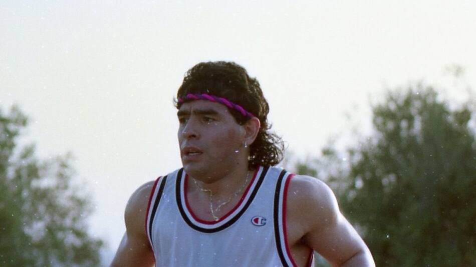 Diego Armando Maradona con la camiseta de Michael Jordan. Foto: Instagram @LosBulls