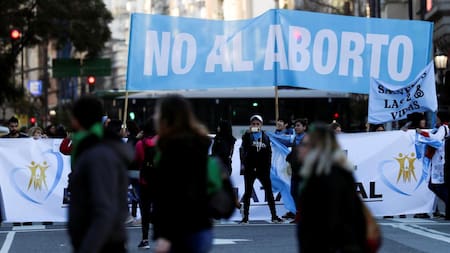 Aborto: se votará de madrugada, hay 38 votos por el "no" y 31 por el "sí"