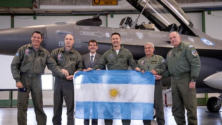 El ministro de Defensa, Luis Petri, en el acto de la firma de la compra de los aviones F16. Foto: NA.