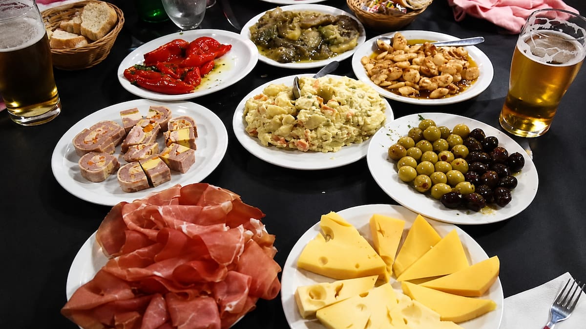 Sirve una picada gigante y tiene más de 80 años de historia.