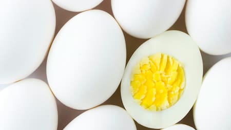 Cómo hacer huevos duros perfectos, según la ciencia: el tiempo exacto y la técnica ideal para conservar sus nutrientes