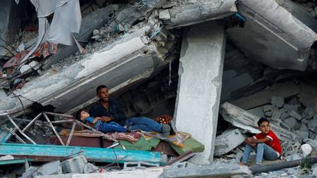 Destrozos en la Franja de Gaza y los civiles que no tienen a dónde ir. Foto: Reuters.