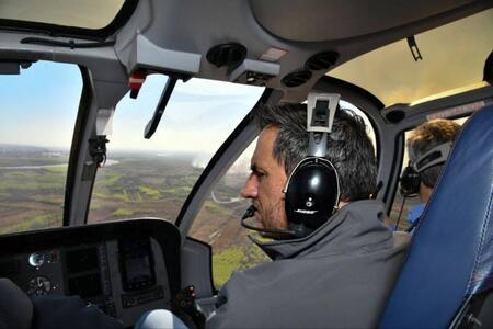 Juan Cabandié sobrevolando los incendios del Delta. Foto: NA.