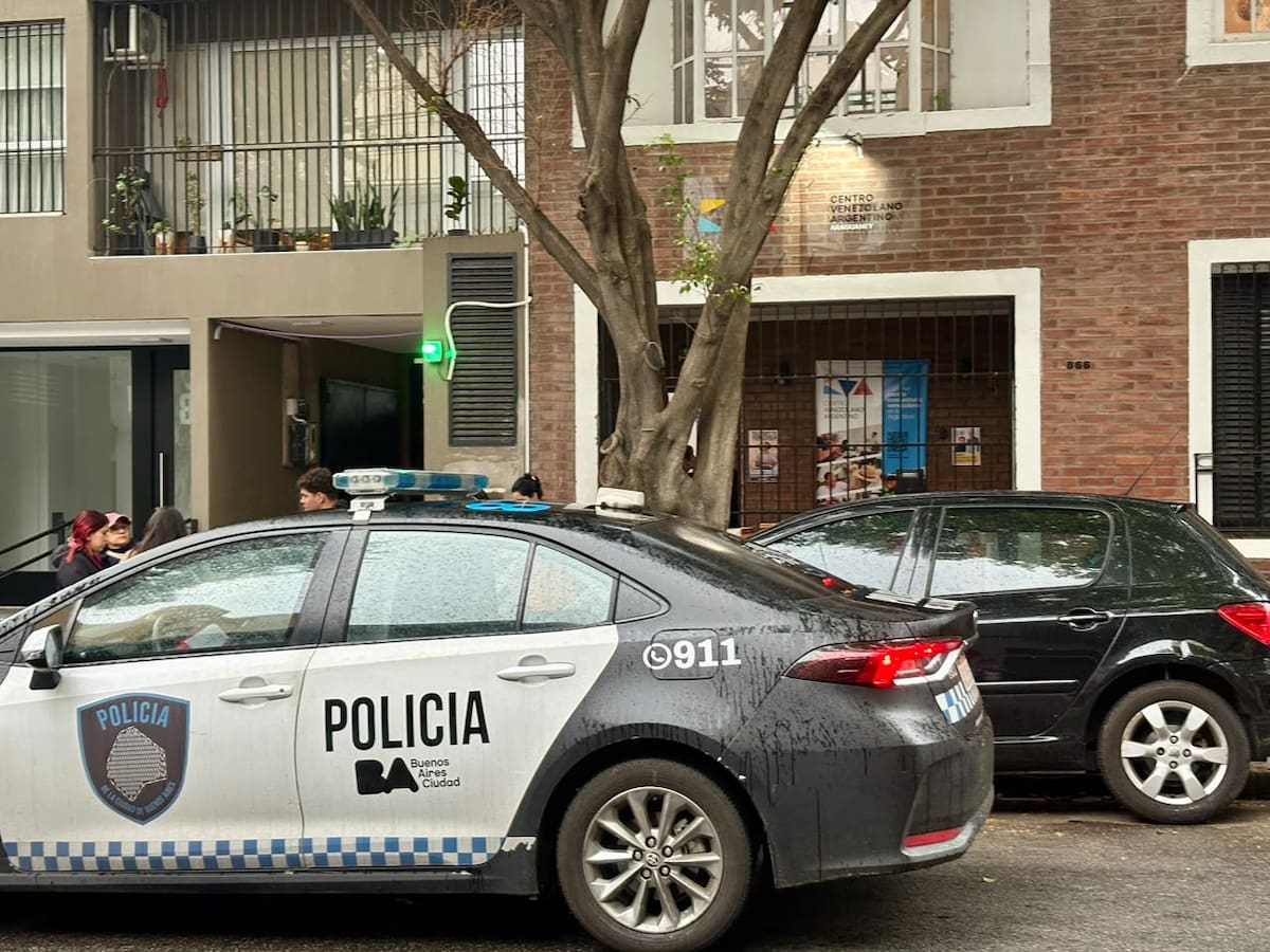 Patrullero de la Policía de la Ciudad responde al robo al Centro Venezolano Argentino.