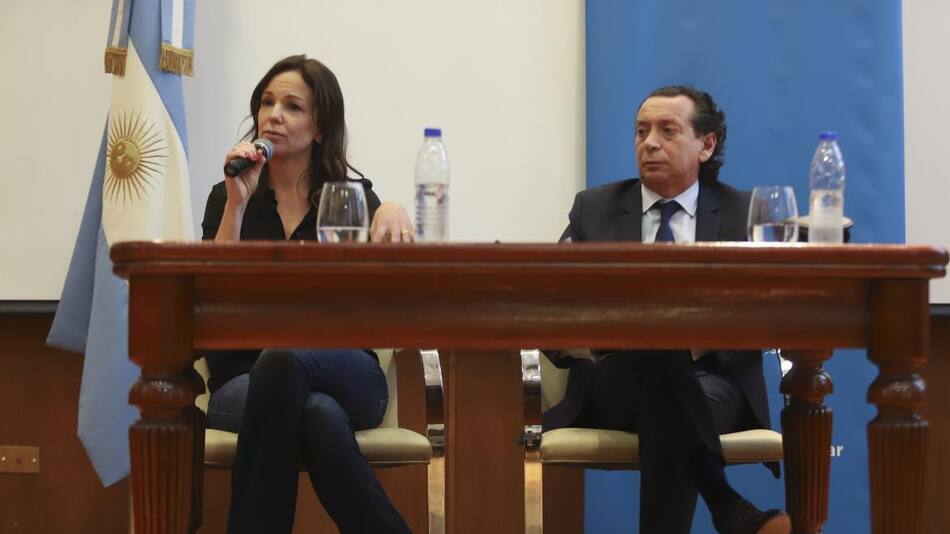 Los ministros Carolina Stanley y Dante Sica durante la conferencia de prensa que ofrecen en la sede del ministerio de Desarrollo Social., NA