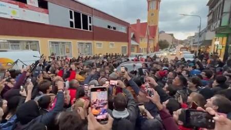 Javier Milei recibido por una multitud en Tierra del Fuego. Foto: captura, Canal 26