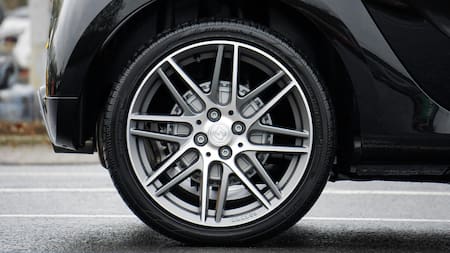 ¿Cómo cambiar correctamente la rueda de tu auto? Foto: Pexels.