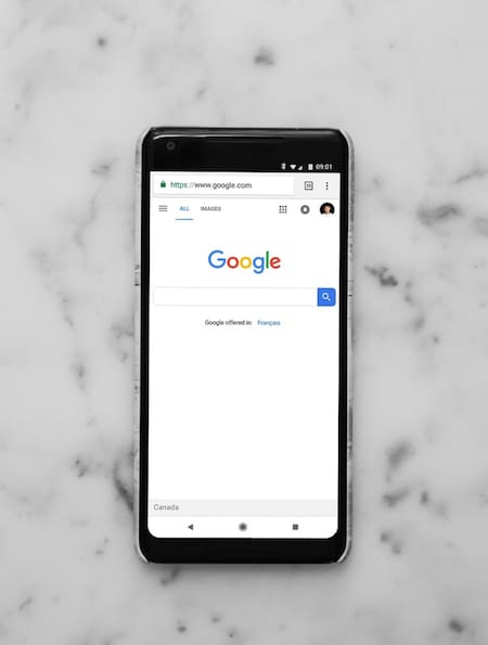 Navegador de Google en un teléfono celular. Foto: Unsplash.