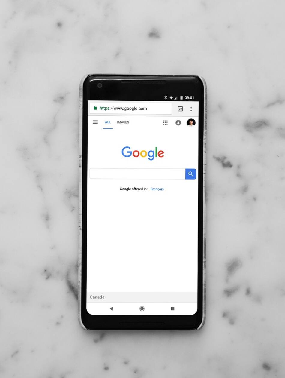 Navegador de Google en un teléfono celular. Foto: Unsplash.
