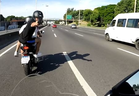 Robo a un motociclista en la autopista Ricchieri.