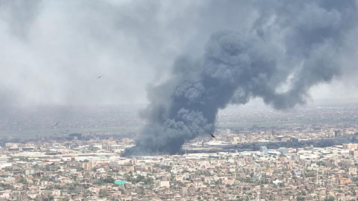 La capital de Sudán bombardeada. Foto: Reuters.