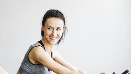 Los beneficios de la bicicleta fija. Foto: Freepik.