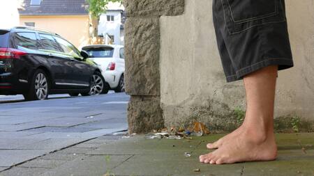 Caminar descalzo. Foto: Unsplash.