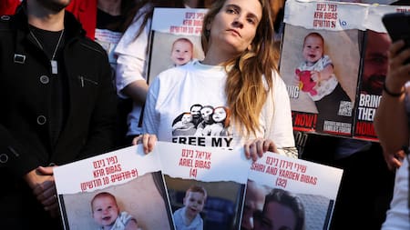 Protestas por la aparición de Kfir Bibas con vida. Foto: Reuters