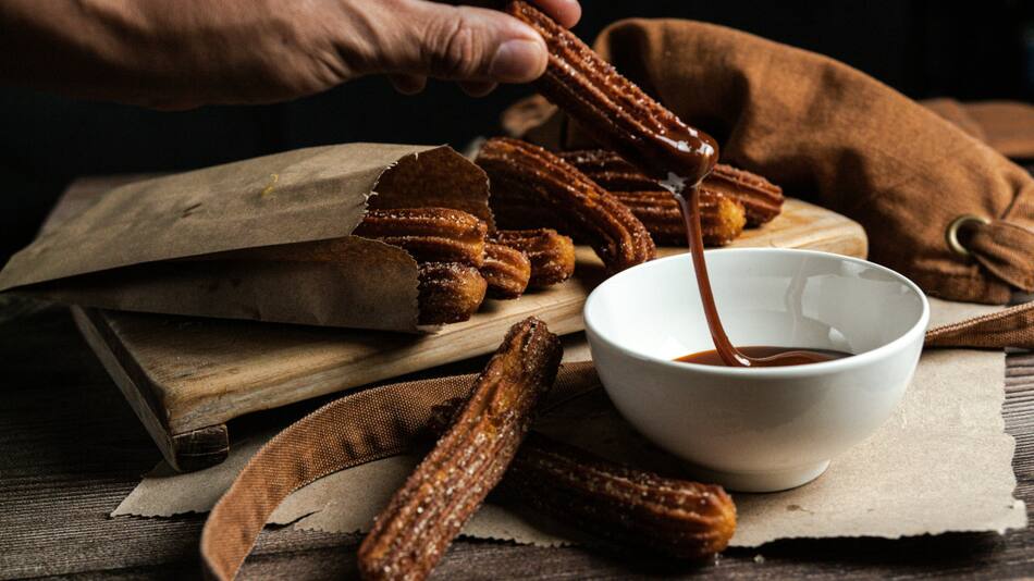 Churros con chocolate. Foto Unsplash.