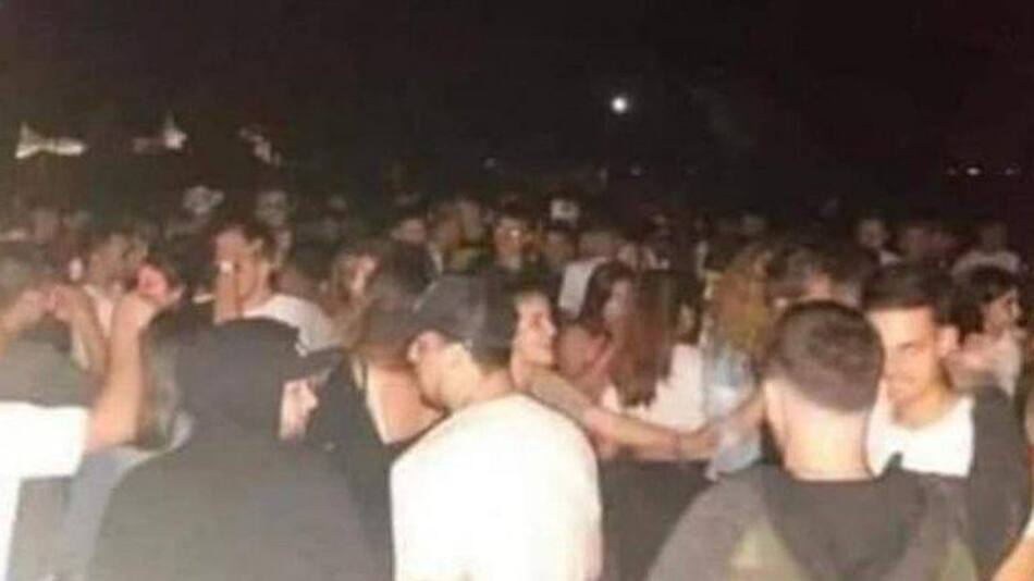 Un grupo de jóvenes realizaron una fiesta clandestina en un cementerio y se sacaron fotos con los ataúdes