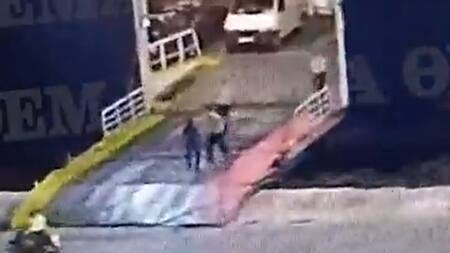 Arrojan a pasajero de un ferry en Grecia. Foto: captura de video.